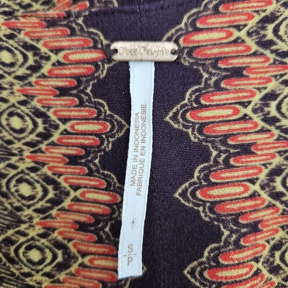 Free People Catch Me If You Can Shirt Cheetah Long Sleeve VNeck Button Top Small - Picture 8 of 10